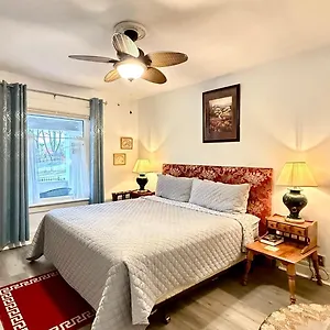 Holiday home Adorable 2-bedroom Unit With Jacuzzi Beside Falls, Niagara Falls